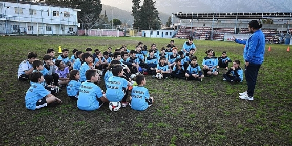 Kemer Belediyesi, geleceğin futbolcularını yetiştiriyor