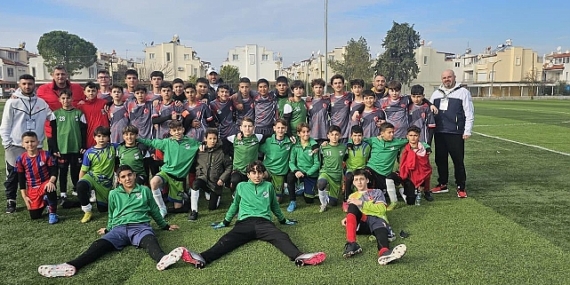 Kuşadası'nda her yıl geleneksel olarak düzenlenen Sömestr Cup'a katılan Narlıdere Belediyespor, turnuvadan 3 kupayla döndü