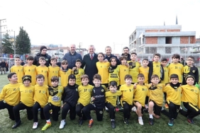 minik-futbolcular-buyukakina-hunerlerini-sergiledi.jpg