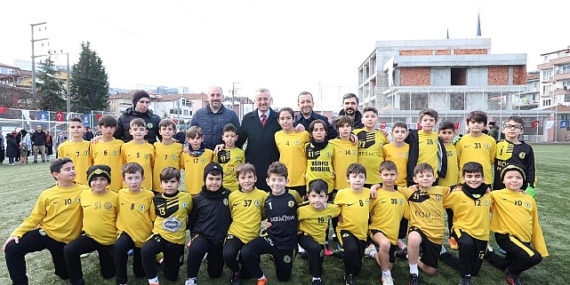 Minik futbolcular Büyükakın'a hünerlerini sergiledi