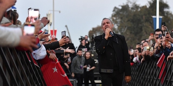 Narlıdere Metrosu'nda Haluk Levent coşkusu