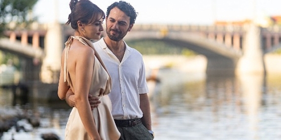 Netflix, Başrollerinde Birkan Sokullu ve Esra Bilgiç'e Yer Veren Romantik Hırsız'ın Fragmanını Paylaştı