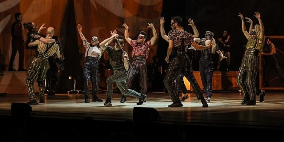 Sezonun iddialı tiyatro oyunu “Aşık Shakespeare", depremden etkilenen TOÇEV çocuklarına Umut ışığı oldu