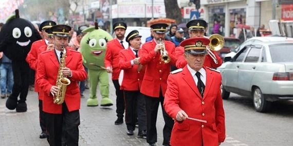 Türkiye'nin en kaliteli zeytin ve zeytinyağı üretim merkezlerinden olan Edremit'te 5. Zeytin Hasat Sonu Meci Şenliği yapıldı