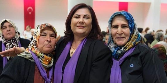 Aydın Büyükşehir Belediye Başkanı Özlem Çerçioğlu, düzenlenen kahvaltıda kadınlarla bir araya geldi
