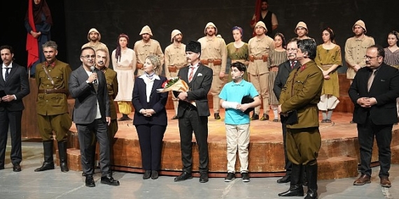 'Cumhuriyete Doğru' Tiyatro Oyununa İzmir'de Büyük İlgi