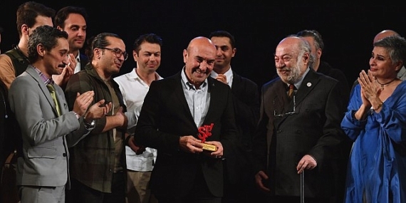 İzmir Şehir Tiyatrosu sanatçılarından Başkan Soyer'e teşekkür “Türk tiyatrosunda tarih yazdınız Sayın Başkan"