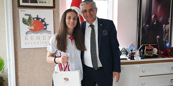 Muay Thai ve kick boks sporcusundan Başkan Topaloğlu'na ziyaret