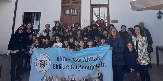 Muğla Büyükşehir Belediyesi Yaşlılara Saygı Haftası'nı Türk Sanat Müziği Korosu konseri, ebru sanatı, sinema, sohbet ve ziyaretlerle kutladı
