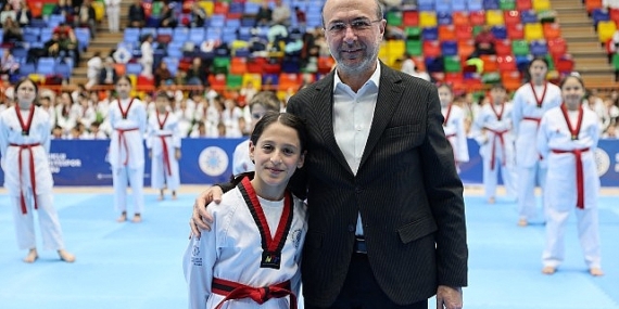 Selçuklu Belediye Başkanı Ahmet Pekyatırmacı, Selçuklu Belediyespor Kulübü'nde Tekvando branşında eğitim gören sporcuların kuşak heyecanına ortak oldu