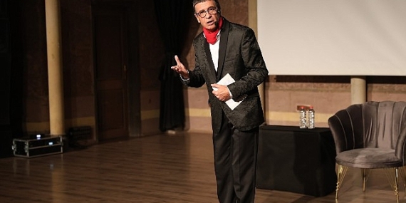 Ünlü sanatçı Cengiz Küçükayvaz'ın oynadığı 'Bir Başarısızlık Hikayesi' adlı tiyatro oyunu Kapadokya Kültür ve Sanat Merkezi'nde sahnelendi