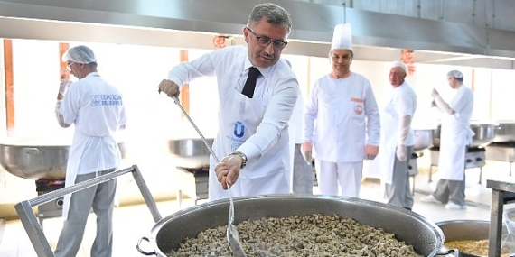 Üsküdar'da Dev Kazanlar Ramazanda İftar İçin Kaynıyor 10 Ayrı Noktada 30 Bin Kişiye Sıcak Yemek Dağıtılıyor