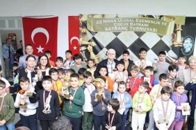 23-nisan-ulusal-egemenlik-ve-cocuk-bayrami-kapsaminda-ahmet-akin-kultur-merkezinde-iki-gun-boyunca-satranc-turnuvasi-duzenlendi.jpg