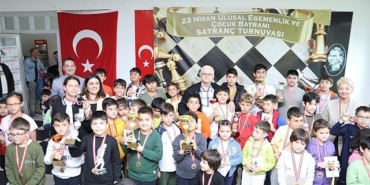 23-nisan-ulusal-egemenlik-ve-cocuk-bayrami-kapsaminda-ahmet-akin-kultur-merkezinde-iki-gun-boyunca-satranc-turnuvasi-duzenlendi.jpg