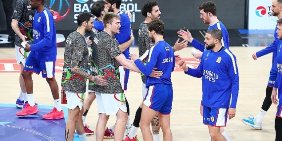 Basketbolseverler Anadolu Efes – Aliağa Petkimspor Maçına Bilet Yerine Kitap ile Girdi