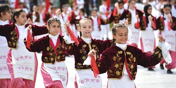 Cumhuriyet Meydanı çocukların gösterileriyle renklendi