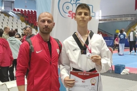 foca-belediyespor-kulubu-taekwondo-subesi-sporcusu-asrin-yagiz-buyukyavuz-yari-final-elemelerini-altin-madalya-ile-gecti.jpg