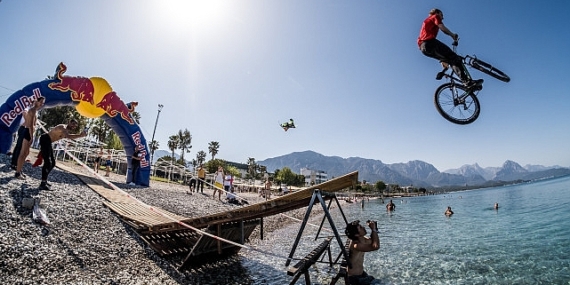 Gökyüzünden denize doğru pedal çevirecekler