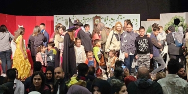 golcuk-belediyesi-kultur-sanat-etkinlikleri-kapsaminda-kervansarayda-sahnelenen-unutulan-kitap-adli-muzikal-cocuklara-eglenceli-anlar-yasatti.jpg