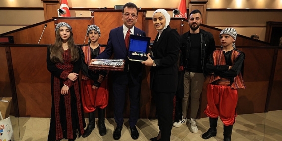 İBB Başkanı Ekrem İmamoğlu, 15 farklı ülkeden 'Uluslararası 23 Nisan Çocuk Festivali' için İstanbul'a gelen çocukları, Saraçhane'deki tarihi Meclis Salonu'nda ağırladı