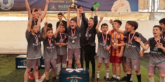 Nevşehir Belediyesi tarafından düzenlenen İlkokullar Arası 23 Nisan Halı Saha Futbol Turnuvası'nda şampiyon Necip Fazıl Kısakürek İlkokulu oldu