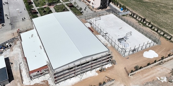 Selçuklu Belediyesi tarafından Selçuklu Fen Lisesi'ne kazandırılacak olan kapalı spor salonu ve suni çim sahanın yapımı devam ediyor