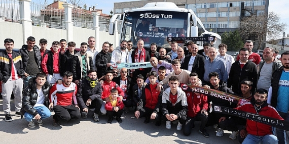 Sivas Belediye Başkanı Dr. Adem Uzun, deplasmanda oynanacak Trabzonspor-Sivasspor karşılaşması öncesi kırmızı beyazlı taraftarları Trabzon'a yolcu etti