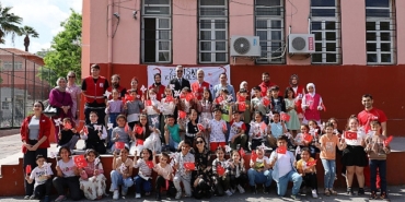 turk-kizilay-23-nisan-ulusal-egemenlik-ve-cocuk-bayraminda-dezavantajli-bolgede-egitim-goren-cocuklar-icin-cesitli-etkinlikler-duzenledi.jpg