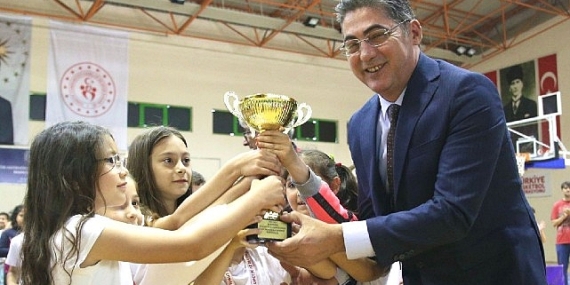 10. Geleneksel Çocuk Oyunları, Burhaniye Atatürk Kapalı Spor Salonu’nda düzenlenen ödül töreni ile tamamlandı