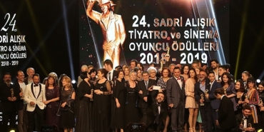 25-sadri-alisik-tiyatro-sinema-oyuncu-odulleri-adaylari-aciklandi.jpg