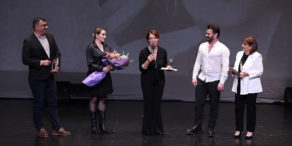 38. Genç Günler’in açılış gecesinde verilen 28. Bedia Muvahhid Ödülü’ne Cadı Kazanı oyunundaki rolüyle Selen Nur Sarıyar layık görüldü