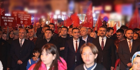 747. Türk Dil Bayramı ve Yunus Emre’yi Anma Etkinlikleri kapsamında gerçekleştirilen fener alayı yürüyüşü büyük coşkuyla yapıldı