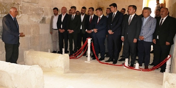 747. Türk Dil Bayramı ve Yunus Emre’yi Anma Etkinlikleri kapsamında Karamanoğlu Mehmetbey Balkusan’daki kabri başında anıldı