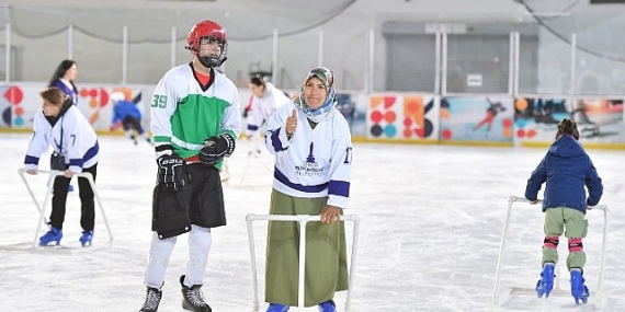 Anneler çocuklarıyla birlikte buz pistinde