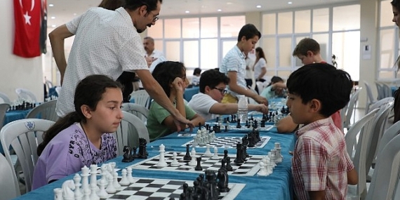Aydın Büyükşehir Belediyesi kültür merkezlerinin düzenlediği Geleneksel Satranç Turnuvası bu yıl da heyecan dolu anlara sahne oldu