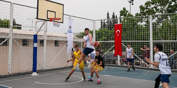 Basketbolcular Gaziemir’de kıyasıya yarıştı