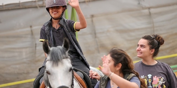 Buca’nın özel çocuklarına atlı terapi