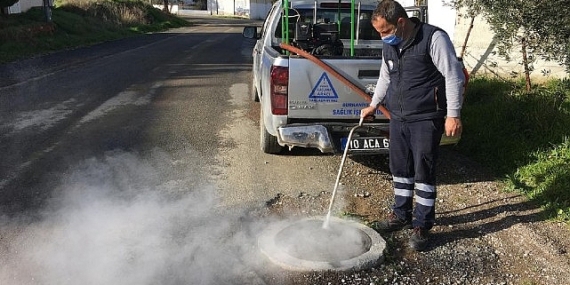 Burhaniye Belediyesi Sağlık İşleri Müdürlüğü İlaçlama Birimi Ekipleri, havaların ısınmasıyla sivrisinek ve karasinek larva mücadelesini hızlandırdı