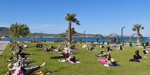 Burhaniye Özgürlük Parkı’nda bugün 08.30 itibarıyla alanında uzman eğitmenlerle sabah sporları başladı