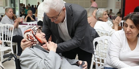 Burhaniye’de Ahmet Akın Kültür Merkezi’nde Anneler Günü matinesi düzenlendi