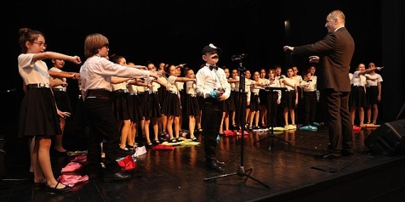 Çocuk ve gençlik korosundan muhteşem performans