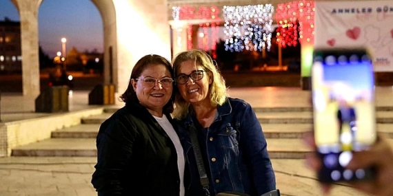 Didim Belediyesi Anneler Günü dolayısıyla Cumhuriyet Kent Meydanı’nda sinema etkinliği düzenledi