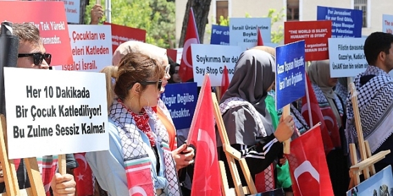 Dokuz Eylül Üniversitesi (DEÜ) öğrencileri, Gazze’de İsrail’in sivillere yönelik sürdürdüğü ölümcül saldırılara karşı bir kez daha harekete geçti