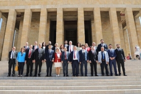 edremit-belediye-baskani-mehmet-ertas-ekibiyle-birlikte-anitkabiri-ziyaret-etti.jpg