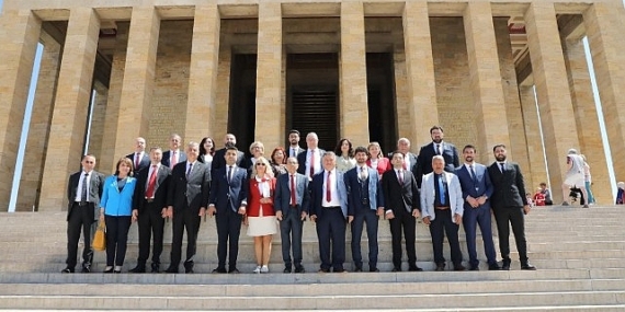 Edremit Belediye Başkanı Mehmet Ertaş, ekibiyle birlikte Anıtkabir’i ziyaret etti