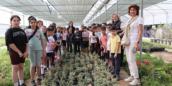 Efeler Cumhuriyet İlkokulu’nun öğrencileri ve öğretmenleri, derslerini Aydın Büyükşehir Belediyesi’nin Mimar Sinan Mahallesi’ndeki fidanlığında işledi