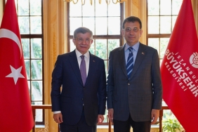gelecek-partisi-genel-baskani-ahmet-davutoglu-ikinci-donem-ayni-goreve-secilen-ibb-baskani-ekrem-imamogluna-tebrik-ziyaretinde-bulundu.jpg