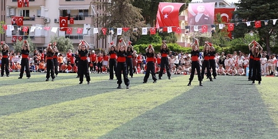 Gençlerin halk oyununa giderek artan ilgisine Efes Selçuk Belediyesi destek oluyor.