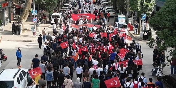 İnegöllü Gençler 19 Mayıs Coşkusunu Sokaklara Taşıdı
