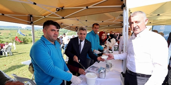 Kandıra Belediye Başkanı Erol Ölmez, Kocaeli Büyükşehir Belediyesi tarafından, Kandıra Sarışeyh Mahallesinde düzenlenen Çiftçi Şenliğine katıldı